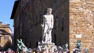 FLORENCE, ITALY - 21 Nisan 2015: 21 Nisan 2015 tarihinde İtalya 'nın Floransa kentindeki Piazza della Signoria' da kimliği belirsiz kişiler. Floransalıların yanı sıra sayısız turistin buluşma yeridir..