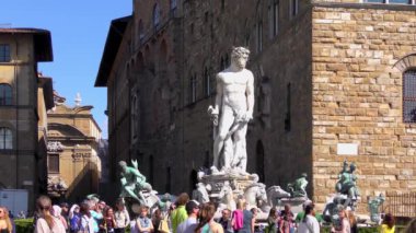 FLORENCE, ITALY - 21 Nisan 2015: 21 Nisan 2015 tarihinde İtalya 'nın Floransa kentindeki Piazza della Signoria' da kimliği belirsiz kişiler. Floransalıların yanı sıra sayısız turistin buluşma yeridir..
