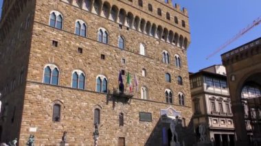 FLORENCE, ITALY - 21 Nisan 2015: 21 Nisan 2015 tarihinde İtalya 'nın Floransa kentindeki Piazza della Signoria' da kimliği belirsiz kişiler. Floransalıların yanı sıra sayısız turistin buluşma yeridir..