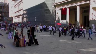 Uffizi Galerisinin avlusunda yürüyen turistlerin videosu