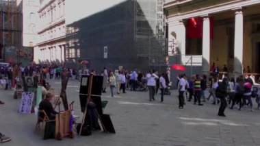 Uffizi Galerisinin avlusunda yürüyen turistlerin videosu