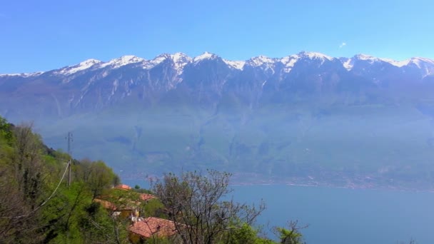 从意大利加尔达湖的提尼亚尔看到的4K段阿尔卑斯山的录像 加尔达湖是意大利北部一个很受欢迎的度假地点 — 图库视频影像