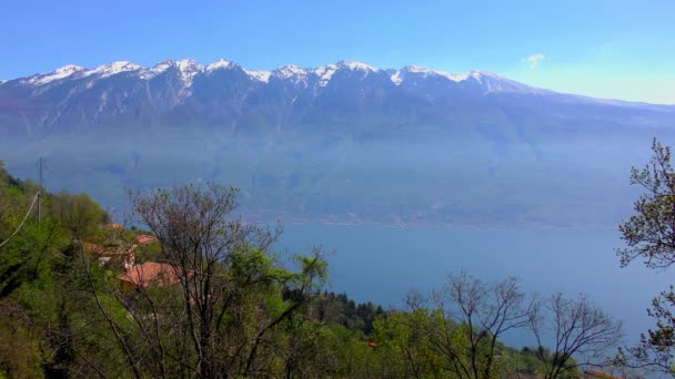 イタリアのガルダ湖で ティニャーレから見たアルプスの4K映像 ガルダ湖は北イタリアで人気の休日の場所です — ストック動画
