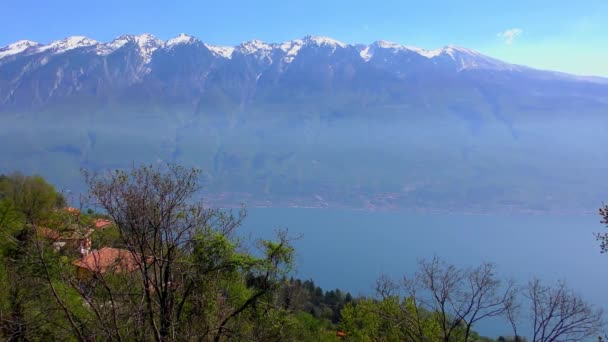 Beelden Van Alpen Gezien Vanaf Tignale Aan Het Gardameer Italië — Stockvideo