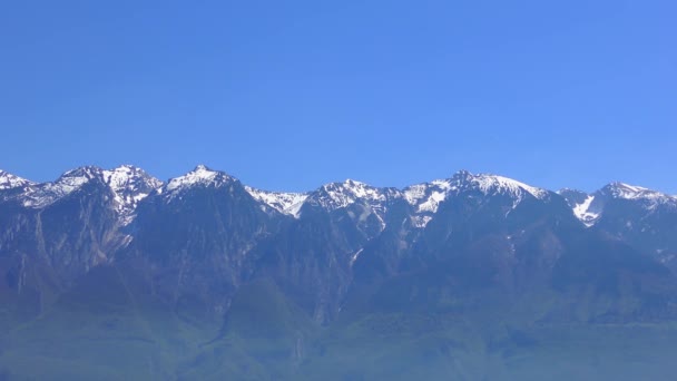 Beelden Van Alpen Gezien Vanaf Tignale Aan Het Gardameer Italië — Stockvideo