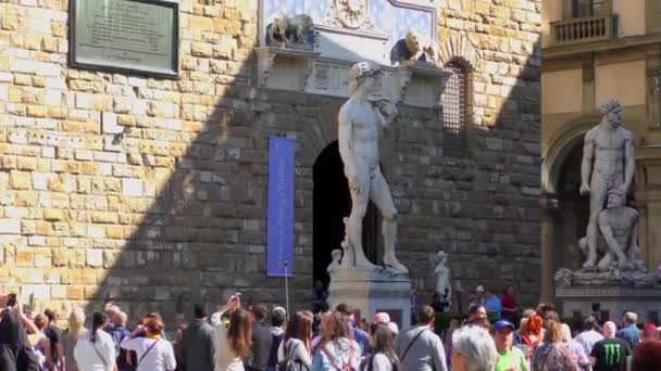 Florenz Italien April 2015 Unbekannte Auf Der Piazza Della Signoria — Stockvideo