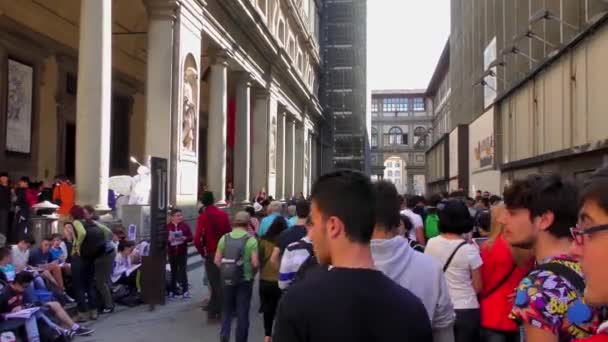 Video Turistas Caminando Patio Los Uffizi Galeria — Vídeos de Stock