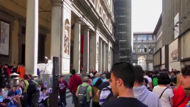 Uffizi Galerisinin Avlusunda Yürüyen Turistlerin Videosu — Stok video