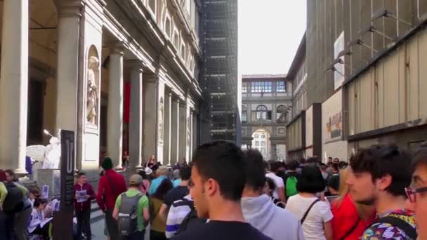 Uffizi Galerisinin Avlusunda Yürüyen Turistlerin Videosu — Stok video