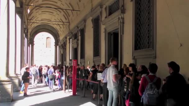 Filmagem Pessoas Esperando Fila Lado Fora Galeria Arte Uffizi Florença — Vídeo de Stock