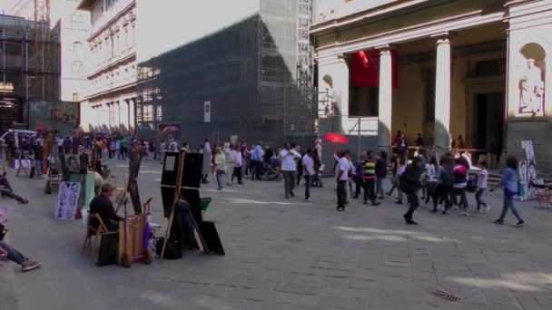 Uffizi Galerisinin Avlusunda Yürüyen Turistlerin Videosu — Stok video