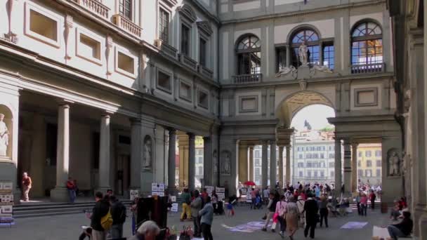 Video Turistas Caminando Patio Los Uffizi Galeria — Vídeos de Stock