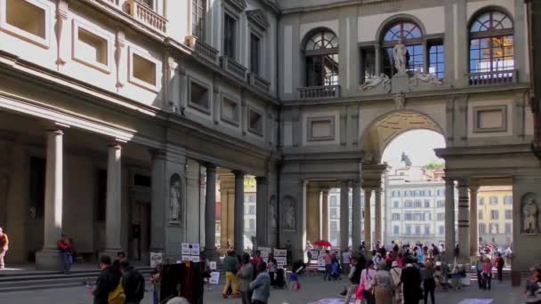 Vidéo Touristes Marchant Dans Cour Des Offices Galerie — Video