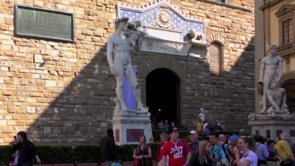 Florenz Italien April 2015 Unbekannte Auf Der Piazza Della Signoria — Stockvideo