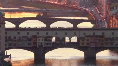 Floransa, İtalya 'daki Ponte vecchio Köprüsü manzarası