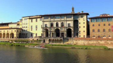 FLORENCE, ITALY - 21 Nisan 2015: Uffizi Galerisi 'nin 21 Nisan 2015' te Floransa, İtalya 'daki 4K görüntüleri. Uffizi Galerisi dünyanın en eski ve en ünlü sanat müzelerinden biridir.. 