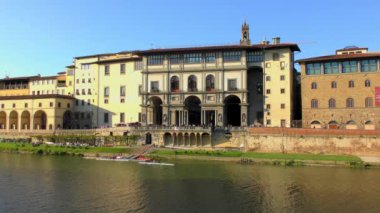 FLORENCE, ITALY - 21 Nisan 2015: Uffizi Galerisi 'nin 21 Nisan 2015' te Floransa, İtalya 'daki 4K görüntüleri. Uffizi Galerisi dünyanın en eski ve en ünlü sanat müzelerinden biridir..