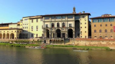 FLORENCE, ITALY - 21 Nisan 2015: Uffizi Galerisi 'nin 21 Nisan 2015' te Floransa, İtalya 'daki 4K görüntüleri. Uffizi Galerisi dünyanın en eski ve en ünlü sanat müzelerinden biridir..