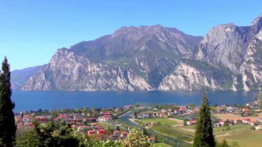İtalya 'daki güzel Garda Gölü. Garda Gölü (İtalyanca: Lago di Garda) İtalya 'nın en büyük gölüdür. Kuzey İtalya 'da popüler bir tatil merkezidir.. 