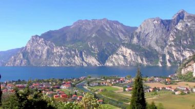İtalya 'daki güzel Garda Gölü. Garda Gölü (İtalyanca: Lago di Garda) İtalya 'nın en büyük gölüdür. Kuzey İtalya 'da popüler bir tatil merkezidir.. 