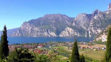 İtalya 'daki güzel Garda Gölü. Garda Gölü (İtalyanca: Lago di Garda) İtalya 'nın en büyük gölüdür. Kuzey İtalya 'da popüler bir tatil merkezidir.. 