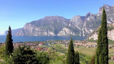İtalya 'daki güzel Garda Gölü. Garda Gölü (İtalyanca: Lago di Garda) İtalya 'nın en büyük gölüdür. Kuzey İtalya 'da popüler bir tatil merkezidir.. 