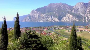 İtalya 'daki güzel Garda Gölü. Garda Gölü (İtalyanca: Lago di Garda) İtalya 'nın en büyük gölüdür. Kuzey İtalya 'da popüler bir tatil merkezidir.. 