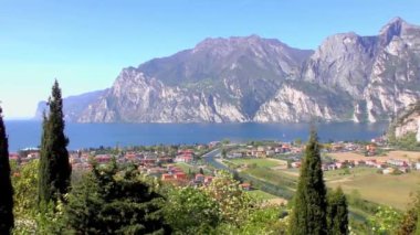 İtalya 'daki güzel Garda Gölü. Garda Gölü (İtalyanca: Lago di Garda) İtalya 'nın en büyük gölüdür. Kuzey İtalya 'da popüler bir tatil merkezidir.. 