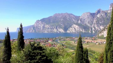 İtalya 'daki güzel Garda Gölü. Garda Gölü (İtalyanca: Lago di Garda) İtalya 'nın en büyük gölüdür. Kuzey İtalya 'da popüler bir tatil merkezidir.. 