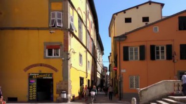 LUCCA, İtalya - 22 Nisan 2015: 22 Nisan 2015: Şehir merkezindeki evlerin 4K görüntüleri, 22 Nisan 2015 tarihinde, Lucca, İtalya 'da. Lucca diğer şeylerin arasında el değmemiş Rönesans dönemi şehir duvarlarıyla ünlüdür..