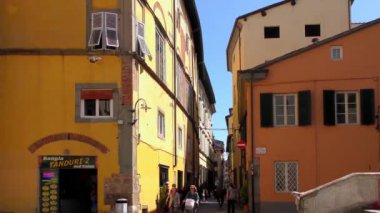 LUCCA, İtalya - 22 Nisan 2015: 22 Nisan 2015: Şehir merkezindeki evlerin 4K görüntüleri, 22 Nisan 2015 tarihinde, Lucca, İtalya 'da. Lucca diğer şeylerin arasında el değmemiş Rönesans dönemi şehir duvarlarıyla ünlüdür..