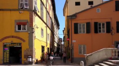 LUCCA, İtalya - 22 Nisan 2015: 22 Nisan 2015: Şehir merkezindeki evlerin 4K görüntüleri, 22 Nisan 2015 tarihinde, Lucca, İtalya 'da. Lucca diğer şeylerin arasında el değmemiş Rönesans dönemi şehir duvarlarıyla ünlüdür..