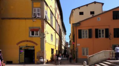 LUCCA, İtalya - 22 Nisan 2015: 22 Nisan 2015: Şehir merkezindeki evlerin 4K görüntüleri, 22 Nisan 2015 tarihinde, Lucca, İtalya 'da. Lucca diğer şeylerin arasında el değmemiş Rönesans dönemi şehir duvarlarıyla ünlüdür..