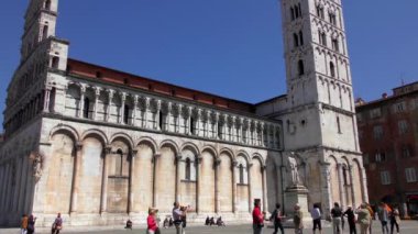 LUCCA, İtalya - 22 Nisan 2015: 22 Nisan 2015: Şehir merkezindeki evlerin 4K görüntüleri, 22 Nisan 2015 tarihinde, Lucca, İtalya 'da. Lucca diğer şeylerin arasında el değmemiş Rönesans dönemi şehir duvarlarıyla ünlüdür..