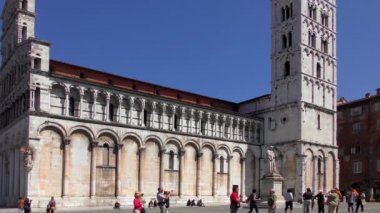 LUCCA, İtalya - 22 Nisan 2015: 22 Nisan 2015: Şehir merkezindeki evlerin 4K görüntüleri, 22 Nisan 2015 tarihinde, Lucca, İtalya 'da. Lucca diğer şeylerin arasında el değmemiş Rönesans dönemi şehir duvarlarıyla ünlüdür..
