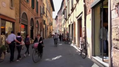 LUCCA, İtalya - 22 Nisan 2015: 22 Nisan 2015: Şehir merkezindeki evlerin 4K görüntüleri, 22 Nisan 2015 tarihinde, Lucca, İtalya 'da. Lucca diğer şeylerin arasında el değmemiş Rönesans dönemi şehir duvarlarıyla ünlüdür..