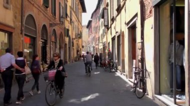 LUCCA, İtalya - 22 Nisan 2015: 22 Nisan 2015: Şehir merkezindeki evlerin 4K görüntüleri, 22 Nisan 2015 tarihinde, Lucca, İtalya 'da. Lucca diğer şeylerin arasında el değmemiş Rönesans dönemi şehir duvarlarıyla ünlüdür..