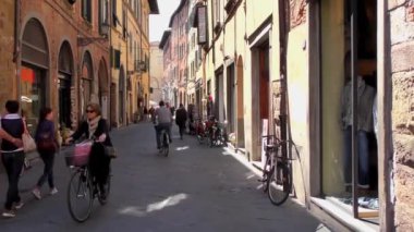 LUCCA, İtalya - 22 Nisan 2015: 22 Nisan 2015: Şehir merkezindeki evlerin 4K görüntüleri, 22 Nisan 2015 tarihinde, Lucca, İtalya 'da. Lucca diğer şeylerin arasında el değmemiş Rönesans dönemi şehir duvarlarıyla ünlüdür..