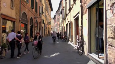 LUCCA, İtalya - 22 Nisan 2015: 22 Nisan 2015: Şehir merkezindeki evlerin 4K görüntüleri, 22 Nisan 2015 tarihinde, Lucca, İtalya 'da. Lucca diğer şeylerin arasında el değmemiş Rönesans dönemi şehir duvarlarıyla ünlüdür..