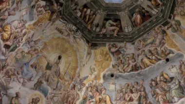 FLORENCE, ITALY - 21 Nisan 2015: İtalya 'nın Floransa kentinde The Cattedrale di Santa Maria del Fiore (İngilizce: Saint Mary of the Flower Katedrali) içinde. 4K görüntü