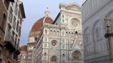 Cattedrale di Santa Maria del Fiore (Türkçe: Çiçek Aziz Mary Katedrali) İtalya 'nın Floransa kentinde bulunur. 4K görüntü