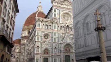 Cattedrale di Santa Maria del Fiore (Türkçe: Çiçek Aziz Mary Katedrali) İtalya 'nın Floransa kentinde bulunur. 4K görüntü