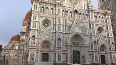Cattedrale di Santa Maria del Fiore (Türkçe: Çiçek Aziz Mary Katedrali) İtalya 'nın Floransa kentinde bulunur. 4K görüntü