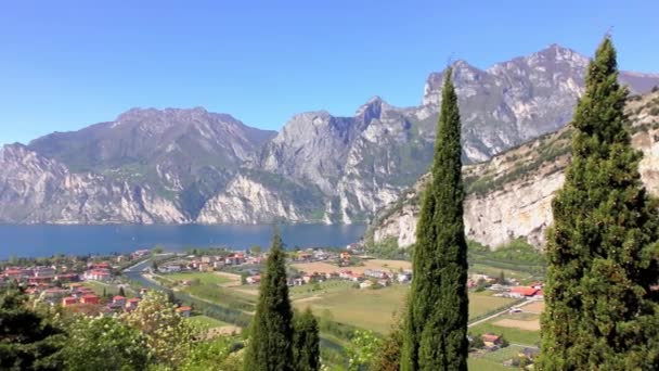 意大利美丽的加尔达湖 加尔达湖 意大利语 Lago Garda或Lago Benaco 是意大利最大的湖泊 它是一个很受欢迎的度假地点 位于意大利北部 — 图库视频影像