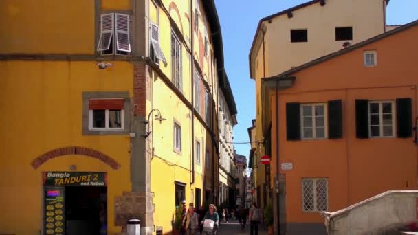 意大利 2015年4月22日 2015年4月22日 位于意大利卢卡市中心的4K段房屋镜头 卢卡以其完好无损的文艺复兴时期城墙而闻名 — 图库视频影像