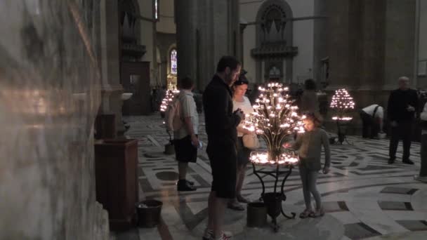 Florence Italia Aprilie 2015 Oameni Neidentificați Interiorul Catedralei Santa Maria — Videoclip de stoc