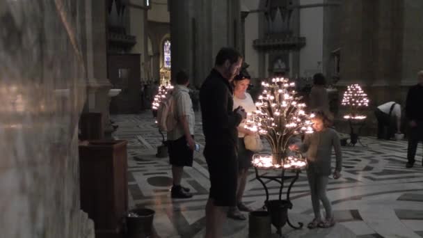 Florenz Italien April 2015 Unbekannte Betreten Den Cattedrale Santa Maria — Stockvideo