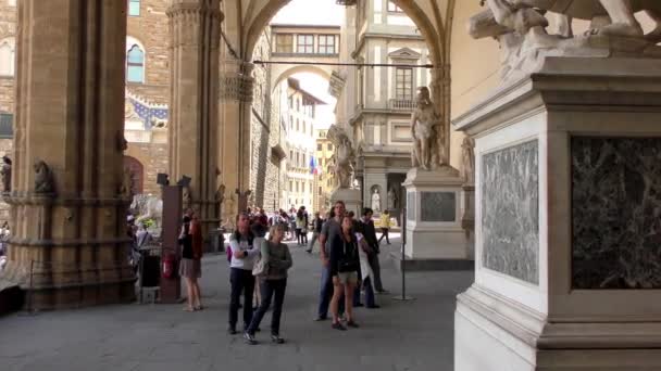 佛罗伦萨 意大利 2015年4月21日 2015年4月21日 在意大利佛罗伦萨乌菲齐画廊入口处的不明身份者 乌菲齐美术馆是世界上最有名的艺术博物馆之一 — 图库视频影像