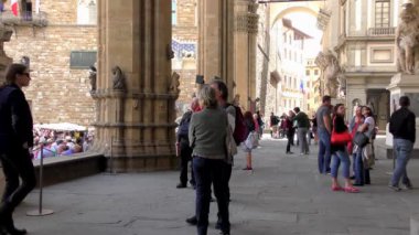FLORENCE, ITALY - 21 Nisan 2015: Uffizi Galerisi 'nin girişinde kimliği belirsiz kişiler, 21 Nisan 2015 tarihinde, Floransa, İtalya' da. Uffizi Galerisi dünyanın en ünlü sanat müzelerinden biridir.
