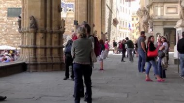 FLORENCE, ITALY - 21 Nisan 2015: Uffizi Galerisi 'nin girişinde kimliği belirsiz kişiler, 21 Nisan 2015 tarihinde, Floransa, İtalya' da. Uffizi Galerisi dünyanın en ünlü sanat müzelerinden biridir.